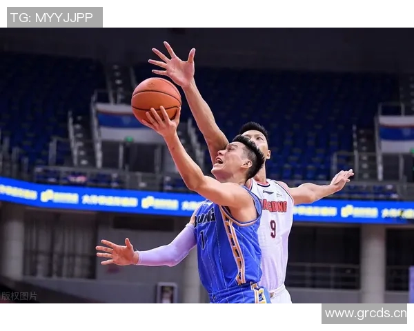 贾尔斯单节高效表现力争上游力抗首钢五虎合力得分优势