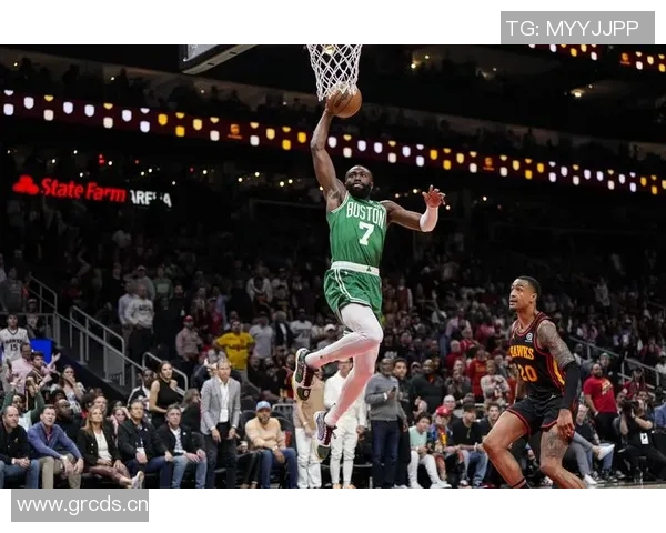 杰伦布朗三节狂砍30分5篮板助力球队进攻势头强劲